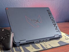 L'HyperX Omen 16 Valorant Edition est très esthétique, mais ses surfaces sombres attirent les traces de doigts comme jamais.