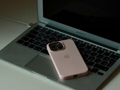 Un iPhone posé sur le clavier d’un MacBook Air ouvert