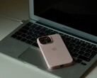 Un iPhone posé sur le clavier d’un MacBook Air ouvert