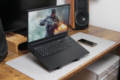 XMG Apex 17 (M25) sur un bureau