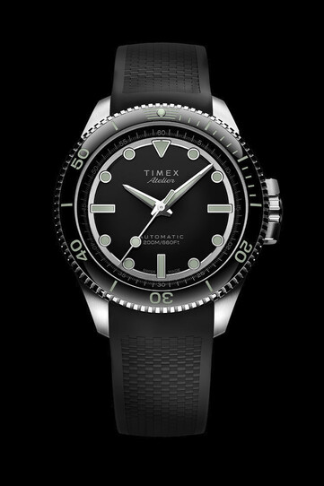 Elle est équipée d’un mouvement automatique Landeron 24 GMT de fabrication suisse, doté d’un affichage de la date et d’une réserve de marche de 40 heures.