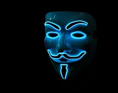 Un masque &quot;Anonymous&quot;, reconnu internationalement comme le symbole des pirates informatiques (Source de l&#039;image : Robert Stump, via Unsplash)