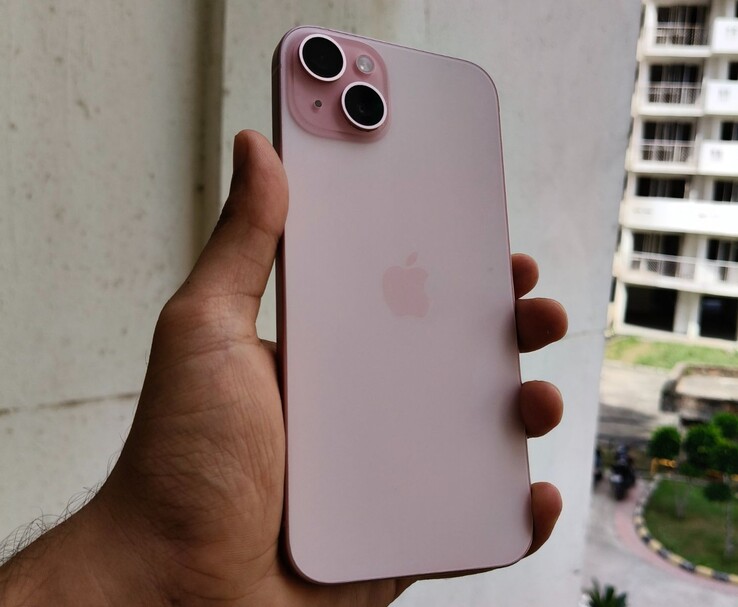 Apple l'iPhone 15 Plus de couleur rose en main lors d'une séance de prise en main en extérieur (Image source : Anmol Dubey)