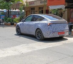 Une Tesla Model Y camouflée repérée en Inde avant son lancement (Image source : shameelck on Reddit)