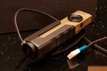 ... ainsi que sur l'étui. (Source de l'image : Andreas Sebayang/Notebookcheck.com)