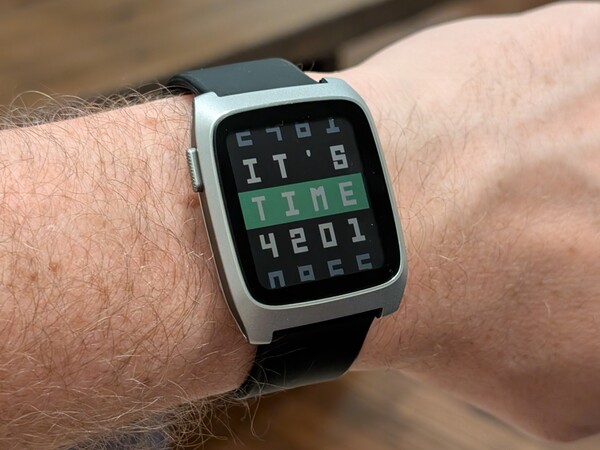 Un échantillon technique de la Pebble Time 2*. (Source de l'image : Eric Migicovsky/Core Devices).