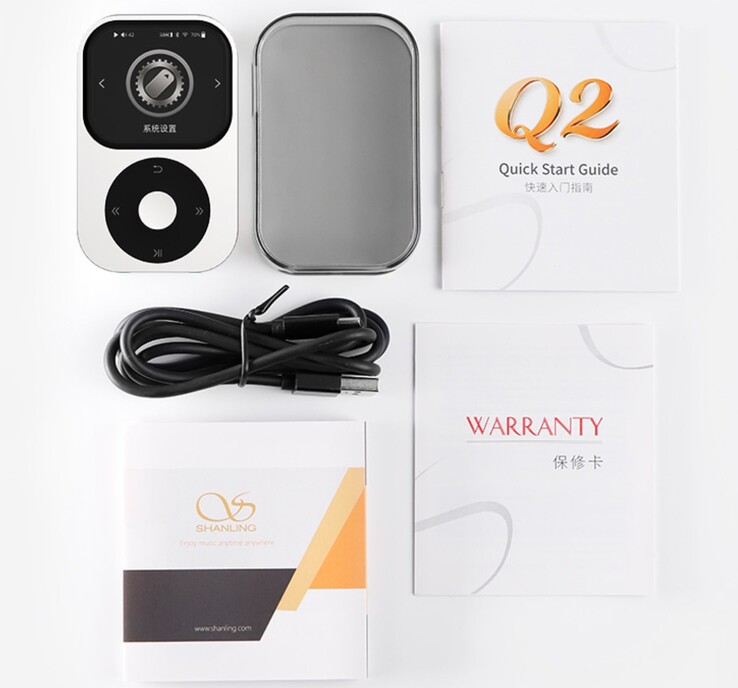 Le DAP Shanling Q2 est livré avec un étui, un câble USB et un manuel.