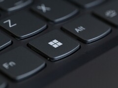 Gros plan sur un clavier avec la touche Windows mise en évidence