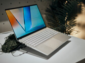Les nouveaux portables Vivobook S 14/15/16 pèsent à partir de 1,3 kg. (Source : Alex Waetzel pour Notebookcheck)