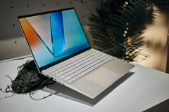 Les nouveaux portables Vivobook S 14/15/16 pèsent à partir de 1,3 kg. (Source : Alex Waetzel pour Notebookcheck)