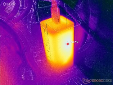 Le petit adaptateur CA n'atteint que 30°C en cas d'utilisation intensive