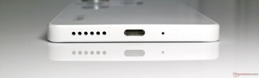 Bas : Haut-parleur, USB 2.0 Type-C, microphone