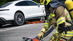 La buse haute pression peut rapidement éteindre un feu de batterie de voiture électrique (image : Rosenbauer)