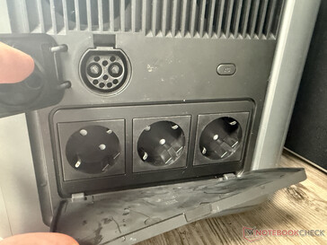 ...trois prises de courant alternatif et la connexion à la batterie auxiliaire