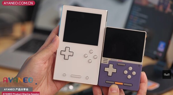 Le Konkr Pocket Block est beaucoup plus petit que l'Ayaneo Pocket Vert.