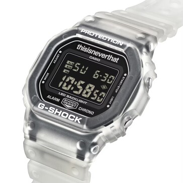 Gros plan en angle oblique de la Casio G-Shock DW-5600TNT-7, dotée d'un boîtier translucide et d'un écran numérique inversé.
