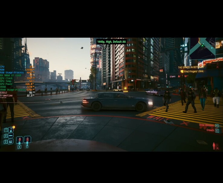 Gameplay de Cyberpunk 2077 à 1440p High settings avec FSR 4 sur RX 9600 XT, montrant les mesures de performance à l'écran. (Source de l'image : RandomGaminginHD sur YouTube)
