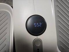 L'écran est alimenté par une batterie et passe automatiquement d'une mesure à l'autre