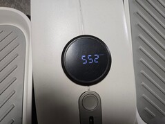 L'écran est alimenté par une batterie et passe automatiquement d'une mesure à l'autre