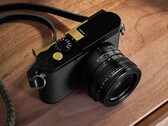 Le Leica Q3 Monochrom ne portera probablement pas le logo rouge de Leica (Image source : Leica, edited)