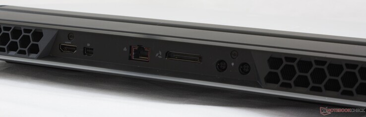 A l'arrière : HDMI 2.0, mini DisplayPort  1.4, Gbps RJ45 2,5 Gbit/s, amplificateur graphique, 2 entrées secteur.