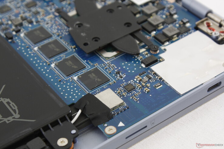 Le module WLAN non amovible du ZenBook S13 est juste à côté des modules de RAM LPDDR3 soudés.