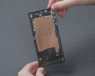Le démontage du OnePlus 12 révèle une chambre de refroidissement de la vapeur de grande taille (Image source : WekiHome YouTube)