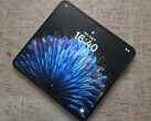 L'Oppo Find N2 est à peu près aussi haut qu'un iPhone 13 mini mais est beaucoup plus étroit qu'un iPad mini lorsqu'il est ouvert. (Source de l'image : Notebookcheck)