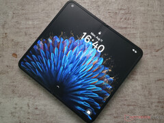 L'Oppo Find N2 est à peu près aussi haut qu'un iPhone 13 mini mais est beaucoup plus étroit qu'un iPad mini lorsqu'il est ouvert. (Source de l'image : Notebookcheck)