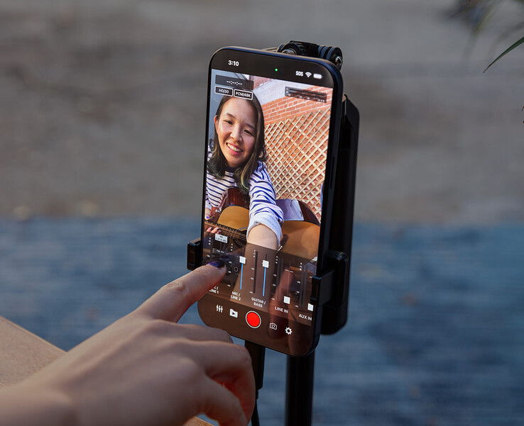Le Roland Go:Mixer Studio peut être utilisé avec l'application Go:Mixer Cam sur les iPhones Apple pour enregistrer des vidéos avec des pistes audio multicanaux. (Source de l'image : Roland)