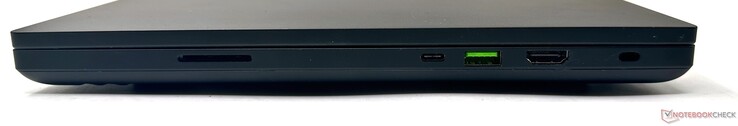 Droite : Lecteur de carte SD UHS-II, Thunderbolt 4, USB 3.2 Gen2 Type-A, sortie HDMI 2.1, verrou Kensington