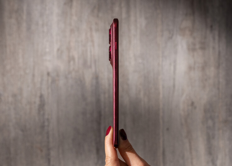 Le Edge 70 Pro mesure moins de 7,4 mm d'épaisseur.