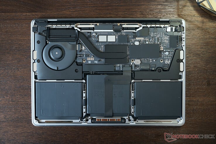 Disposition interne MacBook Pro 13 M2