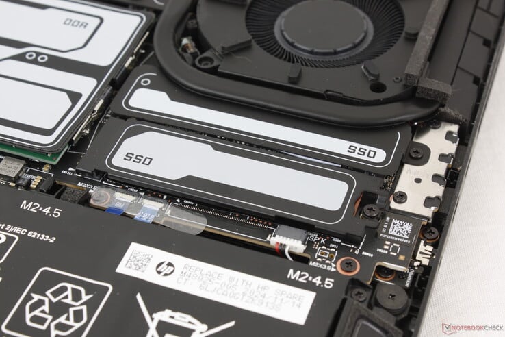 Deux emplacements M.2 2280 NVMe SSD avec prise en charge d'un disque PCIe5