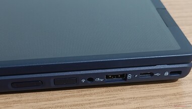 Connecteurs sur le côté droit : contrôle du volume, bouton d'alimentation, prise audio, USB-A 5 Gbps, USB-C 2.0, verrou Kensington