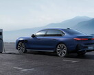 E-BMW à une borne de recharge