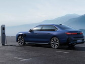 E-BMW à une borne de recharge