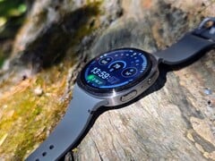 Les smartwatches Garmin et Samsung (Galaxy Watch 8 en photo) sont concernées par l'enquête (Image source : Benedikt Winkel, Notebookcheck)