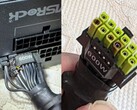 Le connecteur d'alimentation ASRock TempGuard brûlé, visible sur la photo, présente des dommages au niveau des câbles du bloc d'alimentation