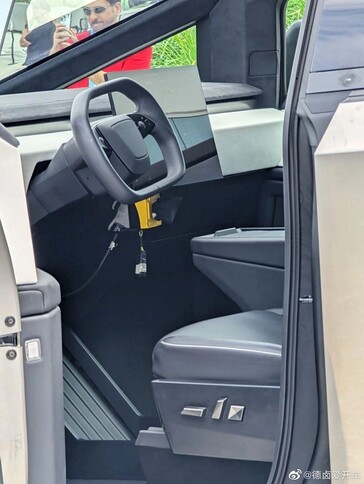 Les commandes des sièges du Cybertruck sont conçues dans le même esprit que l'extérieur du véhicule. (Source de l'image : Cybertruck Owners Club)