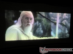 Remarquez l'effet de halo autour des épaules et du dos de Gandalf. Il y a également un léger changement de couleur verte dans sa robe. (Image : Le Seigneur des Anneaux : Le Retour du Roi de New Line Cinema)