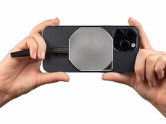 Le nouveau SSD Datamag 40Gbps est doté d'aimants intégrés qui lui permettent de s'accrocher aux iPhones compatibles MagSafe pour l'enregistrement en déplacement. (Source de l'image : MSI)