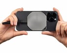 Le nouveau SSD Datamag 40Gbps est doté d'aimants intégrés qui lui permettent de s'accrocher aux iPhones compatibles MagSafe pour l'enregistrement en déplacement. (Source de l'image : MSI)