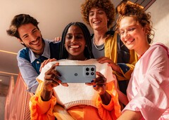 Le Moto G66j est doté d'un panneau arrière coloré avec une texture semblable à celle du cuir (Image source : Motorola)