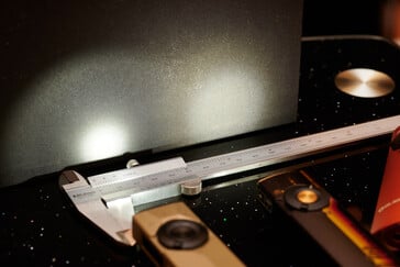 La lumière focale de l'Arkpro Ultra comparée au faisceau général de l'Arkfeld Pro. (Source de l'image : Andreas Sebayang/Notebookcheck.com)