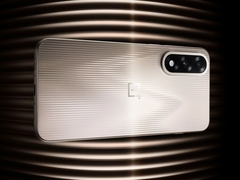 Le OnePlus Ace 5 Ultra lancé en début d'année. (Source de l'image : OnePlus)