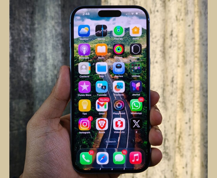 écran d'accueil de l'iPhone sous iOS 26.2, montrant les icônes des applications et les éléments d'interface mis à jour (Source de l'image : Yetnesh Dubey)