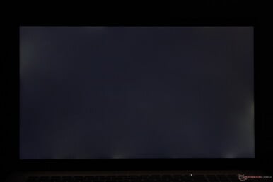 Saignement modéré et inégal du rétroéclairage sur les bords et dans les coins