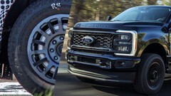 Une nouvelle série de fuites laisse entrevoir l'arrivée d'un pick-up Ford Super Duty électrique équipé de moteurs dans les moyeux. (Source de l'image : Ford / Autoblog - édité)