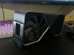 La GeForce RTX 4090 Ti dispose d'une énorme solution de refroidissement à quatre fentes. (Source de l'image : u/This_Explanation_514)